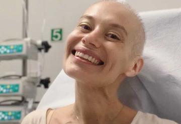 Artista con cáncer se mantiene alegre, combinando las batas de hospital con atuendos modernos