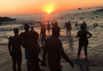 Habitantes y autoridades regularán el nudismo en playas de Oaxaca