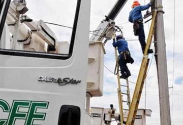 En Acapulco grúa de CFE se incendia mientras trabajador arreglaba transformador