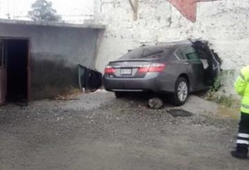 Auto queda insertado en una propiedad sobre Carr. México - Querétaro