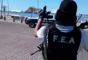 Policías responden saludo a un civil fuertemente armado en Sinaloa