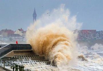 Tormenta Eunice causa destrozo en Gran Bretaña