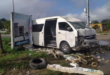 Vagoneta se estrella con 10 albañiles contra un muro