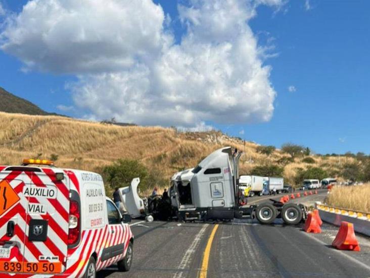 Tráiler choca y gira 90 grados sobre carretera a San Cristóbal de las Casas,  Chiapas