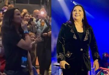 Coqueteo de Ana Gabriel y Kate del Castillo en pleno concierto