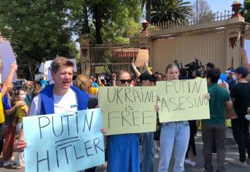 Ucranios protestan en CDMX frente a embajada rusa