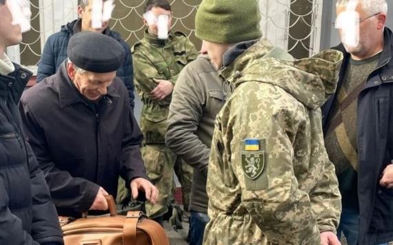 Abuelito se une a ejército de Ucrania tras invasión rusa: lo hago por mis nietos