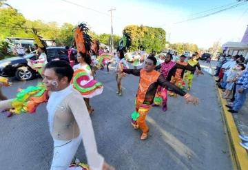 Autoridades cortan listón inaugural de desfile de carnaval Nacajuca 2022