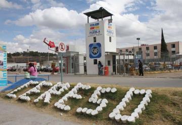 Dos reos mueren intoxicados tras beber alcohol adulterado en penal de Puebla