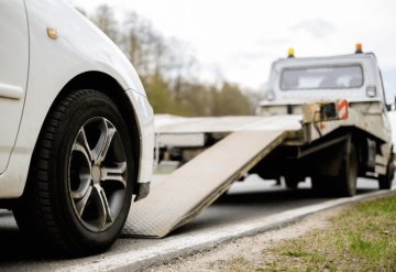 Mujer discapacitada sobrevive 9 días encerrada en su auto al ser remolcado por una grúa