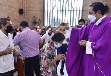 Se realiza aplicación de ceniza en la Catedral del Señor de Tabasco