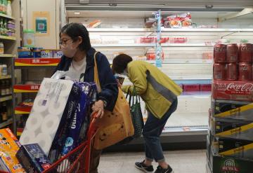 Tiendas de Hong Kong racionan productos ante compras de pánico por COVID-19