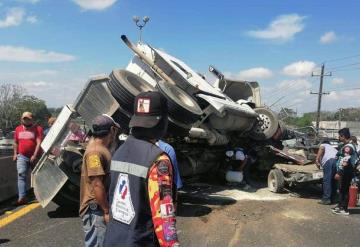 Volcó un tráiler sobre la carretera Cárdenas Coatzacoalcos