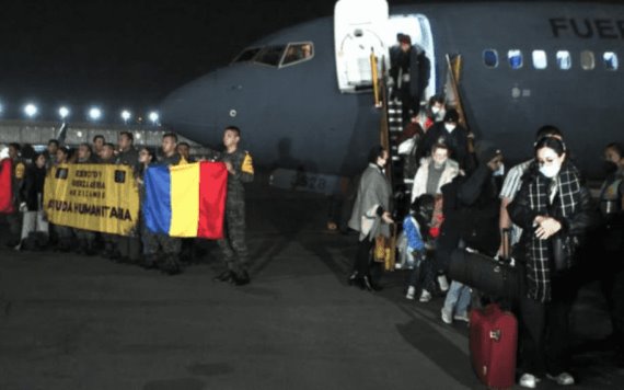 Aterrizan pasajeros mexicanos rescatados de Ucrania, entre ellos un perrito