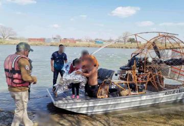 Rescatan a 18 migrantes varados en cauce del Río Bravo