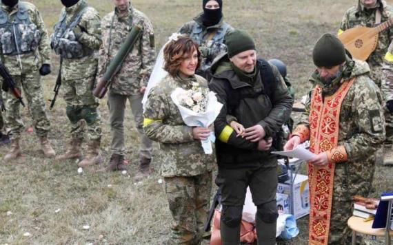 Soldados de Ucrania se casan en medio de la guerra