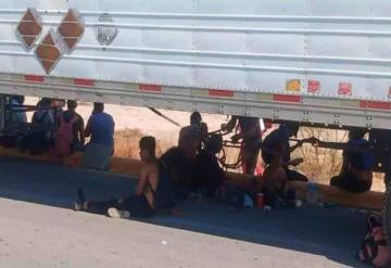 Abandonan a más de 160 migrantes hacinados en caja de tráiler en Coahuila