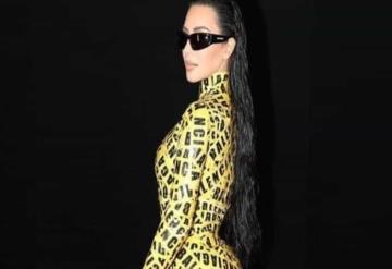 El look de “caution” de Kim Kardashian en Balenciaga