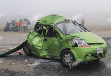 Entre neblina, un brutal accidente de un autobús, tráiler y auto compacto ocasionaron una muerte