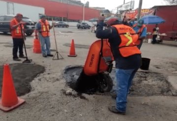 Ayuntamiento de Centro, realiza obras de bacheo asfáltico en Carrizal