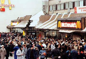 Tras cierre de McDonald´s, en Rusia revenden hamburguesas por más de 6 mil pesos