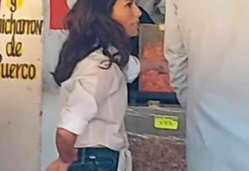 Eva Longoria es captada comiendo chicharrones en mercado de Monterrey