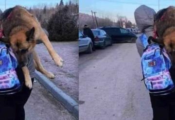 Mujer carga a su perrito viejito para sacarlo de la guerra en Ucrania