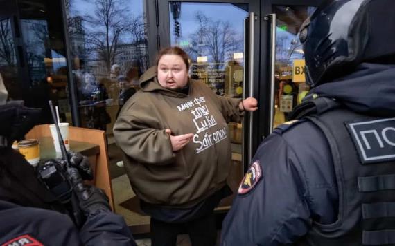 Hombre ruso se niega a que cierren McDonalds; se pone frente a los militares