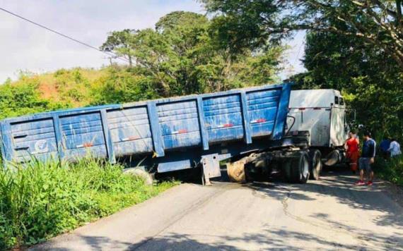 Góndola provoca cierre del paso vehicular en la carretera Tacotalpa-Tapijulapa