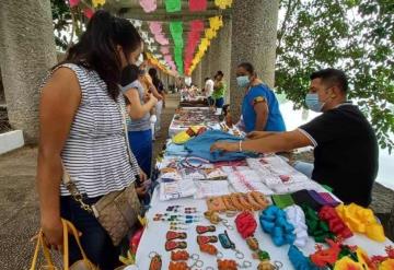 Instalan corredor artesanal, gastronómico y comercial en el parque Tomás Garrido