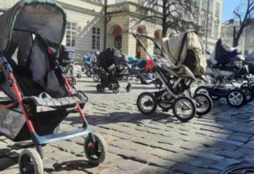 Colocan carriolas vacías en símbolo de niños muertos en Ucrania