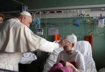 El Papa Francisco visita a los niños ucranianos refugiados en un hospital de Roma