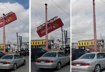 Colapsa anuncio espectacular tras los fuertes vientos en Tamaulipas