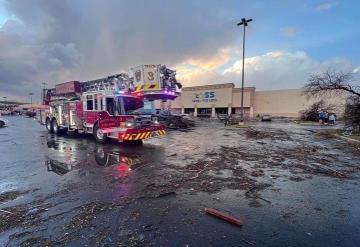 Tornado voltea camioneta en Texas