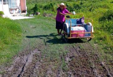 Pide ayuda mujer de tercera edad al Ayuntamiento de Jonuta por camino enlodado