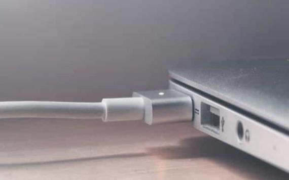 ¿Está bien dejar conectada tu laptop todo el tiempo?