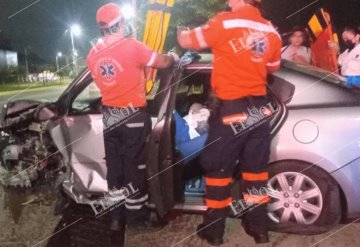 Dos personas fueron prensadas en un aparatoso accidente vehicular