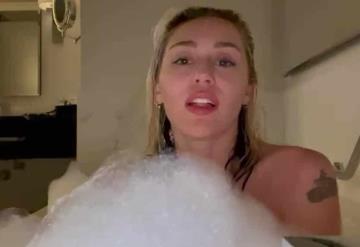 Miley Cyrus le canta a fans desde la tina de baño, tras susto por un rayo que impactó su avión