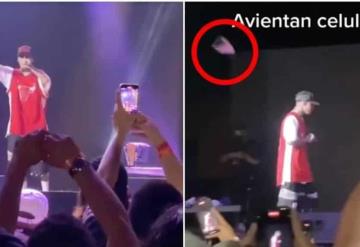 Fans le avientan teléfonos a Santa Fe Klan en medio de un concierto, y le aplauden por una acción