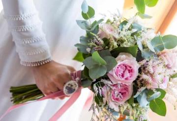 La tendencia todo al rosa llega a los ramos de novia de primavera