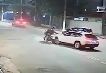 Mujer atropella con todo y motocicleta a par de asaltantes en Brasil