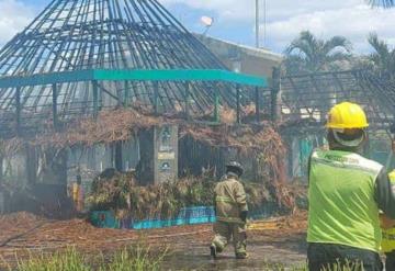 Palapa de restaurante Nativo en Playa del Carmen entra en llamas