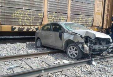 Tren embiste a conductor al intentar ganarle el paso en Coahuila; pone en riesgo la vida de sus hijos