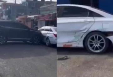 Mujer estrella su camioneta contra auto de su esposo infiel