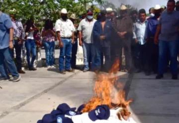 En Tamaulipas, alcaldes del PAN queman playeras del partido y se van a Morena