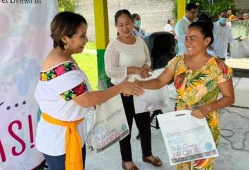 Capacitan en bordado de tira tabasqueña a mujeres de Comalcalco