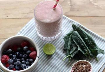 Smoothie de frutos rojos y espinacas. Receta saludable