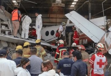 Identifican a víctimas del desplome de avioneta en supermercado de Temixco