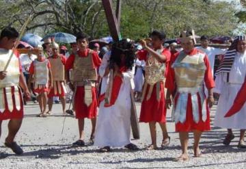 Jonutecos católicos se alistan para viacrucis, jóvenes actores ensayan sus papeles