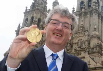 Nobel de Química dona todo el dinero a estudiantes para que asistan a la universidad en Escocia